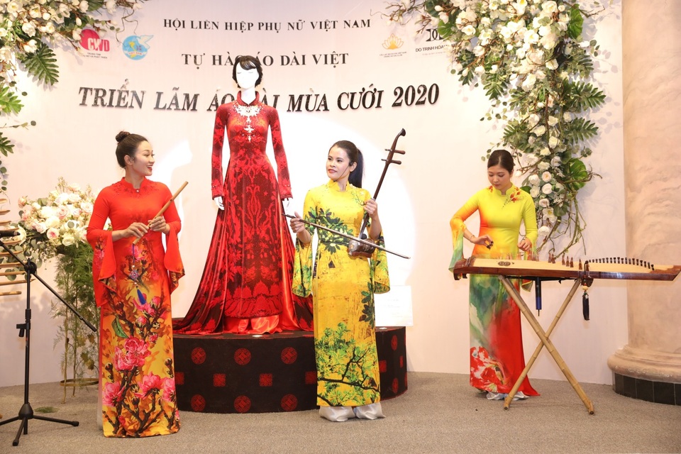 NTK Đỗ Trịnh Hoài Nam giới thiệu áo dài dát vàng đính 110 viên kim cương - 9 NTK Đỗ Trịnh Hoài Nam giới thiệu áo dài dát vàng đính 110 viên kim cương - 9