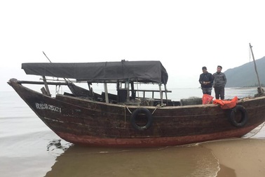 Tàu “lạ” không người lái trôi dạt vào bờ biển Hà Tĩnh