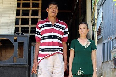 Lai lịch bí ẩn của "dị nhân" khổng lồ cao hơn 2m ở miền Tây