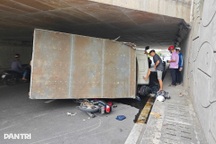 Vụ xe tải biển xanh lật đè 2 xe máy ở TPHCM: Nữ sinh may mắn thoát nạn