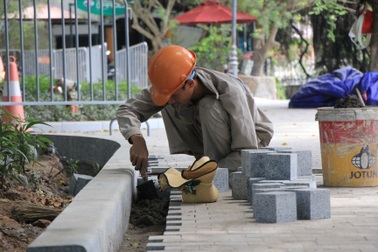 Vỉa hè hồ Gươm được "thay áo mới"