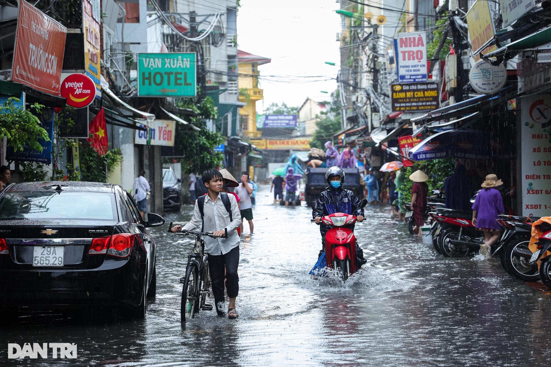 View - Lũ sông Hồng lên đột ngột, người Hà Nội hối hả kê cao đồ, sơ tán khỏi chỗ ở | Báo Dân trí