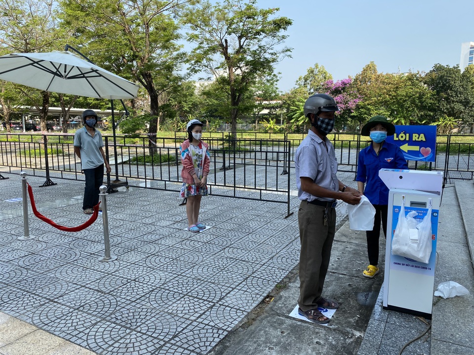 Đà Nẵng khởi động “ATM gạo” phục vụ lao động nghèo - 1 Đà Nẵng khởi động “ATM gạo” phục vụ lao động nghèo - 1