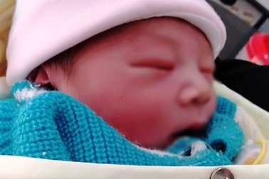 Bé sơ sinh "đẹp như thiên thần" bị bỏ rơi trong đêm