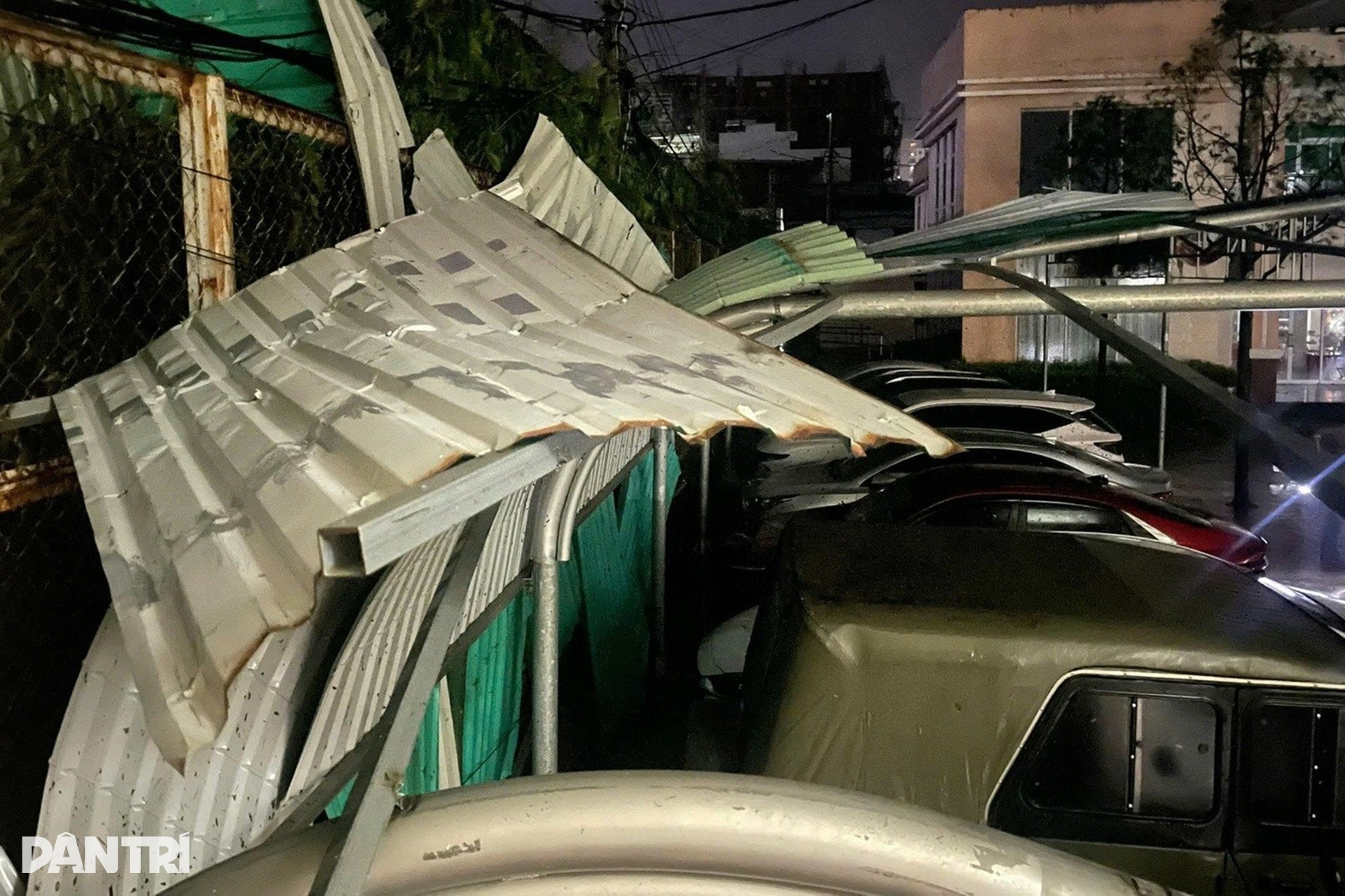 Tôn bay, kính vỡ tơi tả do bão Kalmaegi càn quét - 2 Tôn bay, kính vỡ tơi tả do bão Kalmaegi càn quét - 2