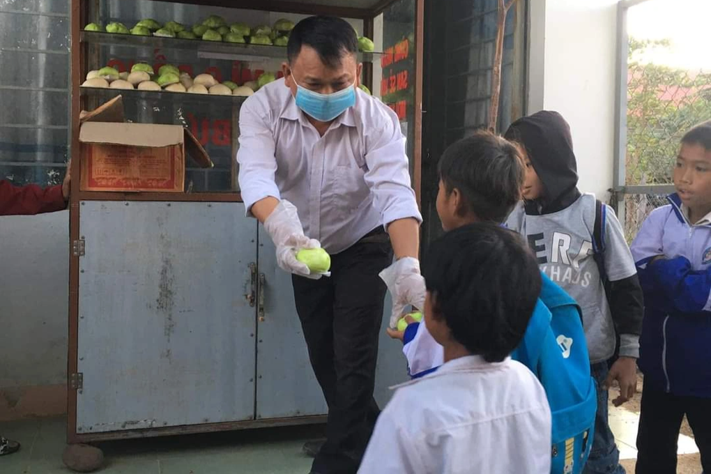 Những giáo viên nặng lòng với sự nghiệp trồng người ở vùng cao - 2 Những giáo viên nặng lòng với sự nghiệp trồng người ở vùng cao - 2