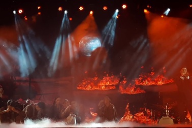 Quang Hà hát Ca Dao Mẹ sau vụ cháy Cung Việt Xô