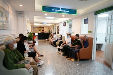 Bệnh viện Hồng Ngọc tiên phong chăm sóc sức khỏe người cao tuổi