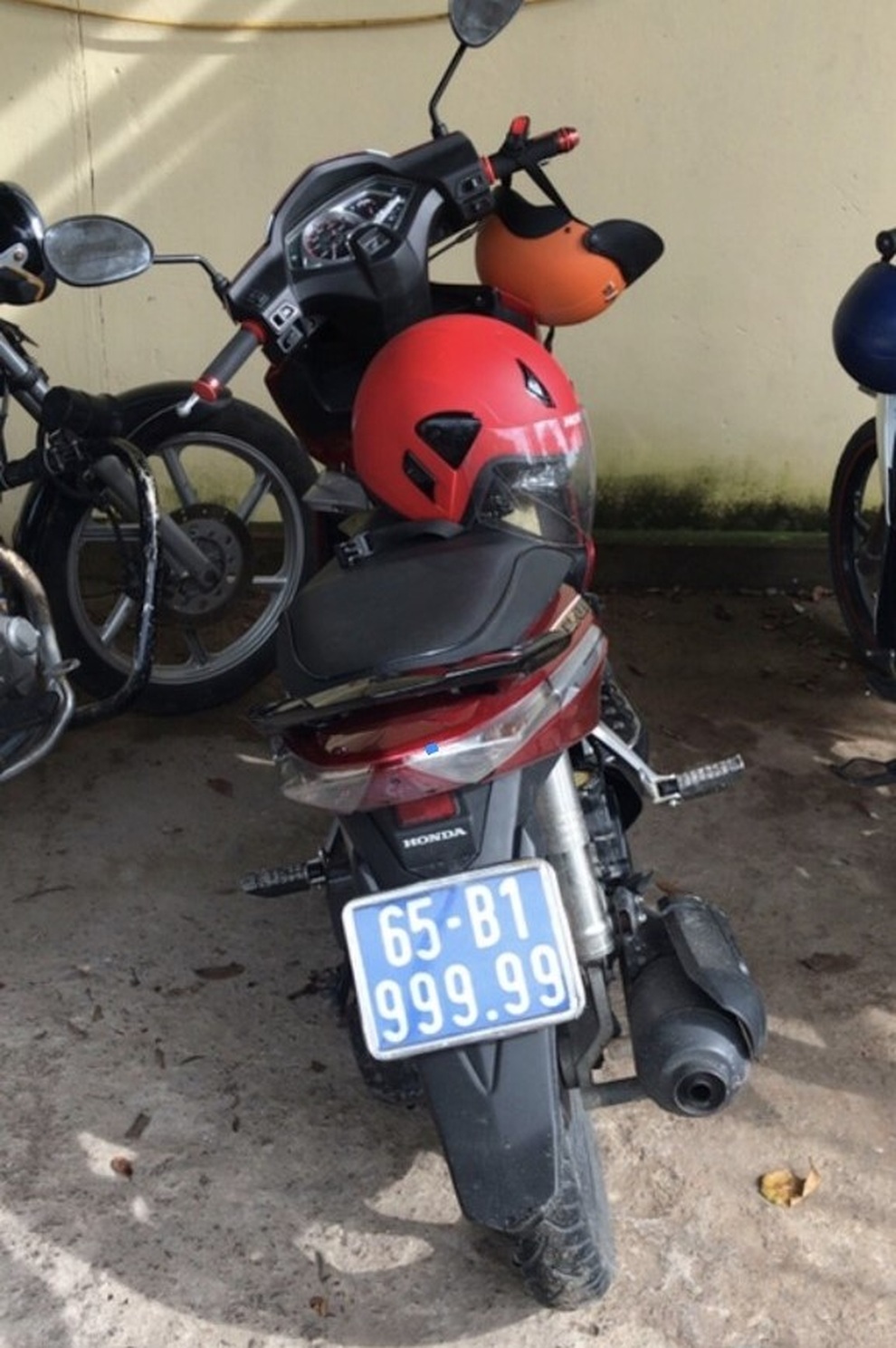 Tóm gọn người đàn ông đi xe biển xanh, mặc cảnh phục giả - 2 Tóm gọn người đàn ông đi xe biển xanh, mặc cảnh phục giả - 2