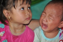 Tiếng khóc xé lòng của hai đứa trẻ có bố chết, mẹ bỏ đi