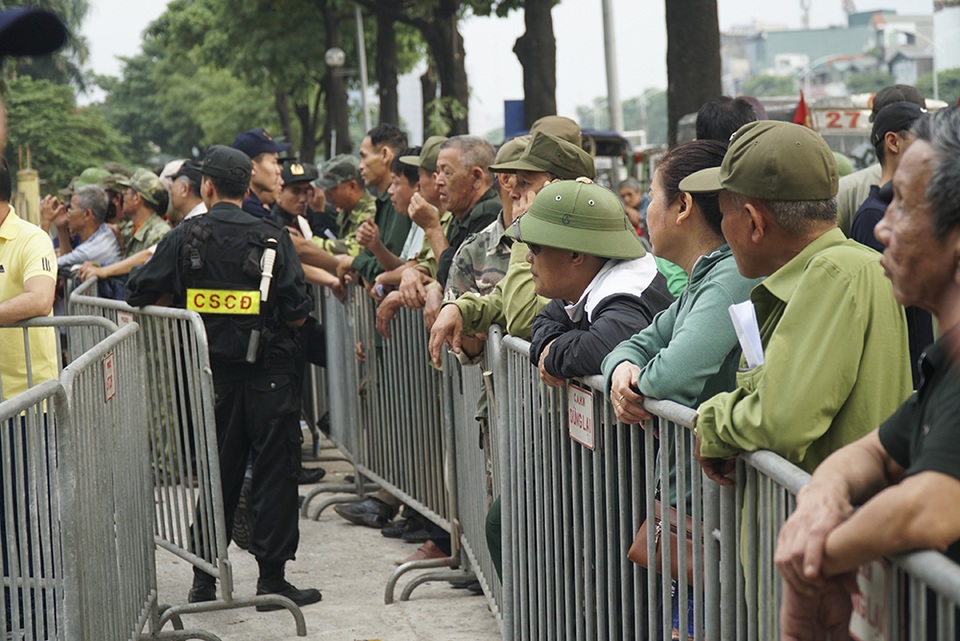 Hàng trăm thương binh xếp hàng mua vé trận Việt Nam gặp Thái Lan - 3 Hàng trăm thương binh xếp hàng mua vé trận Việt Nam gặp Thái Lan - 3