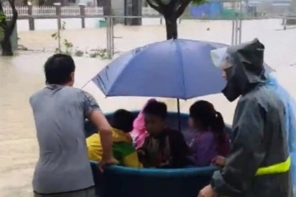 Phụ huynh dùng xe tải, thuyền thúng chở con về nhà giữa mưa lớn - 2 Phụ huynh dùng xe tải, thuyền thúng chở con về nhà giữa mưa lớn - 2