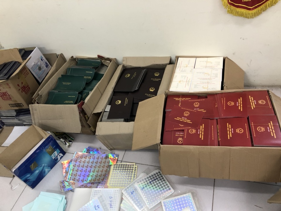 Triệt phá đường dây làm giả văn bằng, chứng chỉ, thu trên 5 tấn phôi - 2 Triệt phá đường dây làm giả văn bằng, chứng chỉ, thu trên 5 tấn phôi - 2