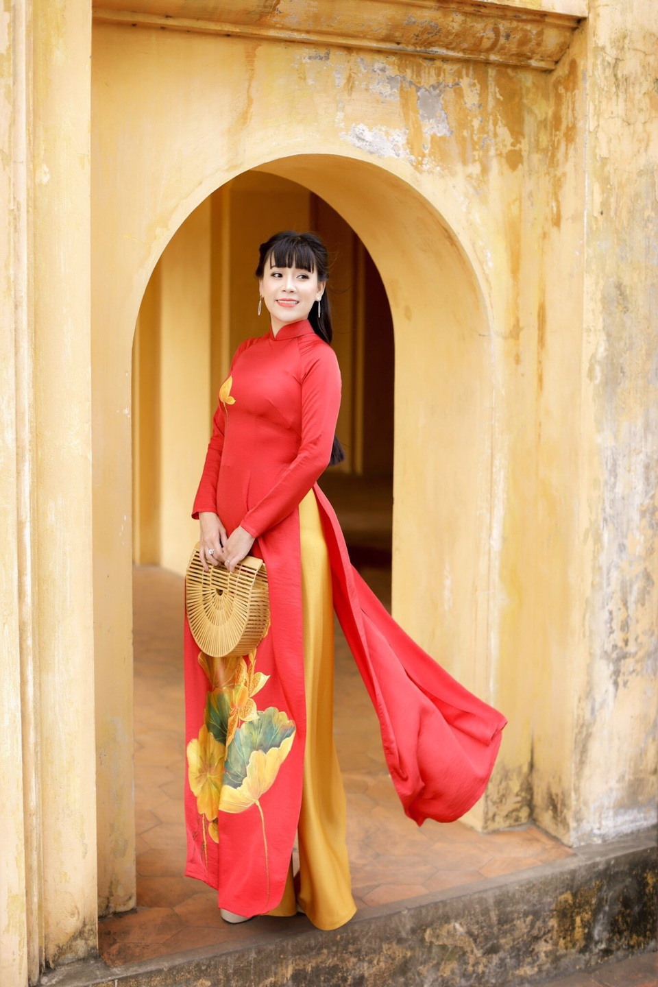 Hoa hậu Phạm Bích Thủy rạng rỡ du Xuân trong tà áo dài - 4 Hoa hậu Phạm Bích Thủy rạng rỡ du Xuân trong tà áo dài - 4