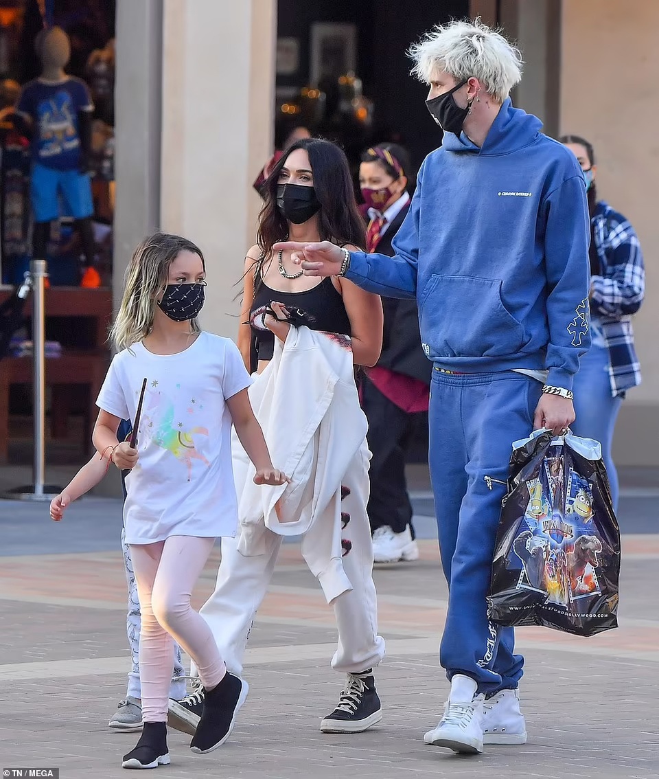 Mỹ nhân Megan Fox đưa 3 con đi chơi cùng bạn trai kém tuổi - 3