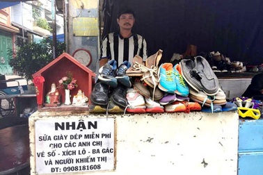 Món quà của người thợ sửa giày bên đường khiến cụ ông rơi nước mắt