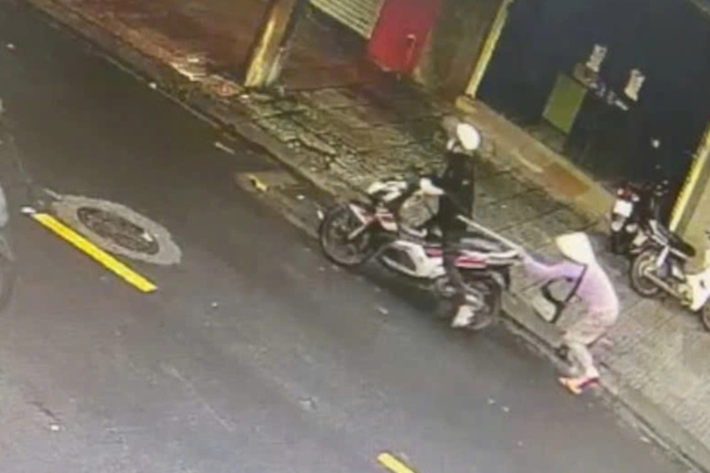 Vụ bà lão bị cướp 430 tờ vé số: Nghi phạm dò nhưng không trúng tờ nào - 1 Vụ bà lão bị cướp 430 tờ vé số: Nghi phạm dò nhưng không trúng tờ nào - 1
