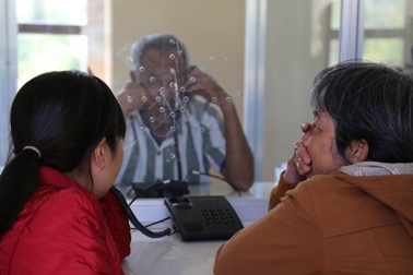 Vượt cả trăm cây số để được đoàn tụ… trong trại giam