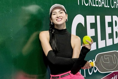 Siêu mẫu Anh Thư mặc trẻ trung trên sân pickleball