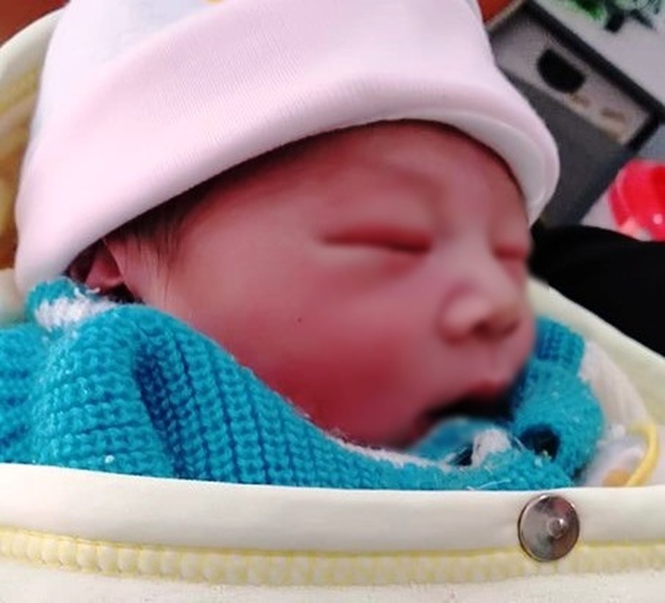 Bé sơ sinh đẹp như thiên thần bị bỏ rơi trong đêm - 1 Bé sơ sinh đẹp như thiên thần bị bỏ rơi trong đêm - 1