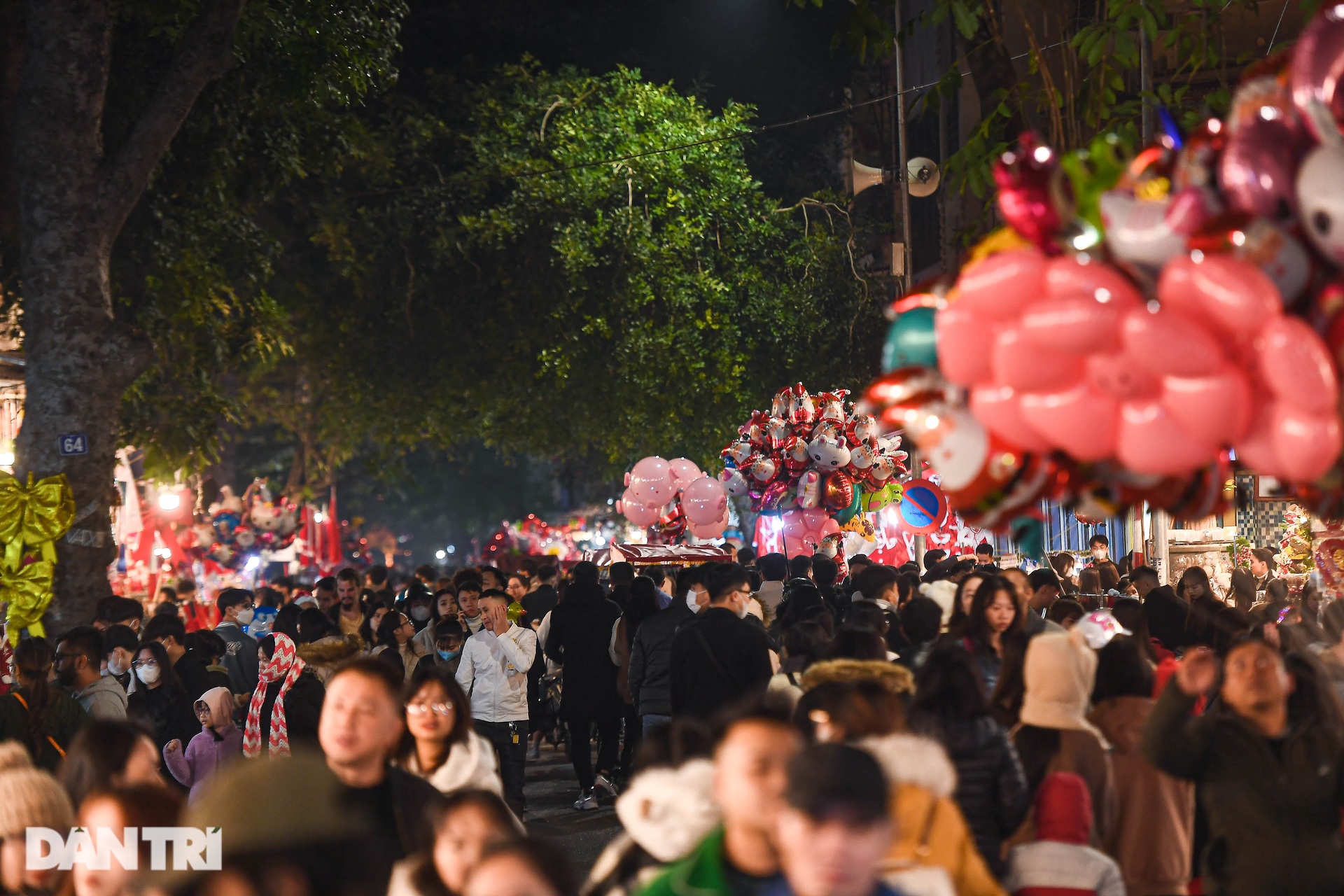 Hà Nội: Người dân chen nhau chụp ảnh, phố Hàng Mã ùn tắc kéo dài - 1 Hà Nội: Người dân chen nhau chụp ảnh, phố Hàng Mã ùn tắc kéo dài - 1