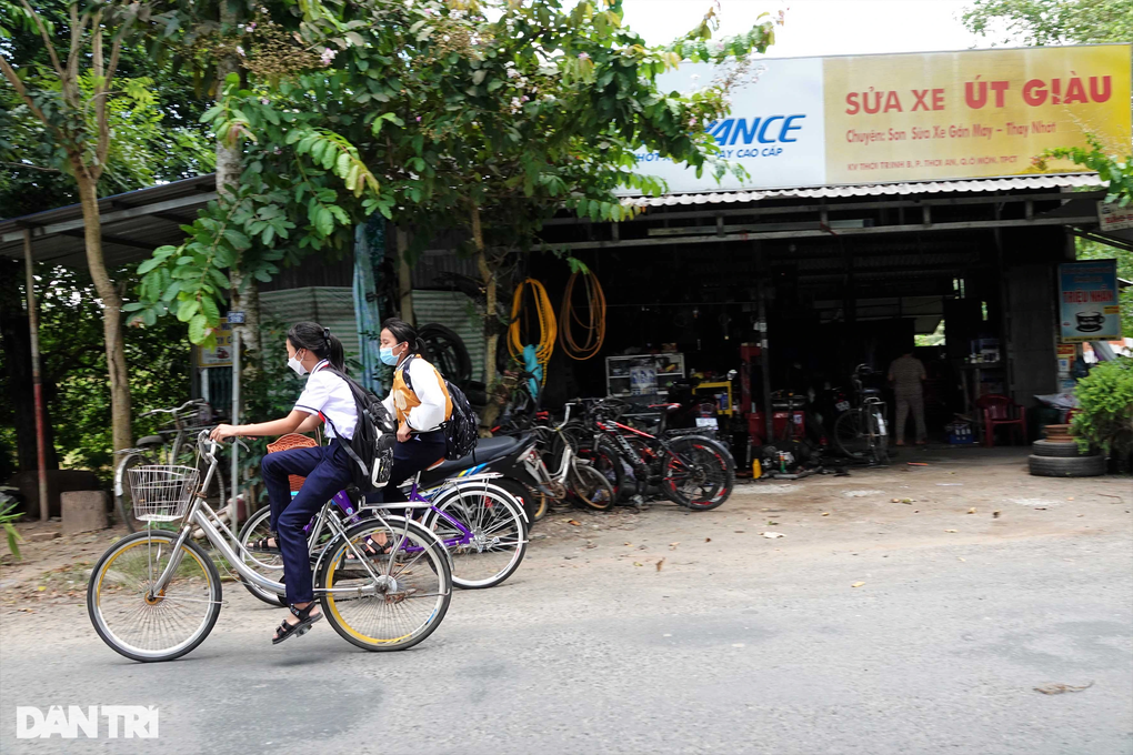Người thợ nghèo mua hàng trăm xe đạp tặng học sinh - 9 Người thợ nghèo mua hàng trăm xe đạp tặng học sinh - 9