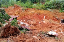 Đồi đất ập xuống, vùi lấp toàn bộ căn nhà, khiến 3 người thương vong