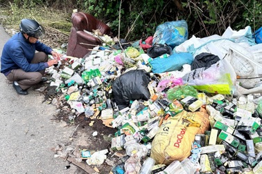 Hàng trăm lọ mỹ phẩm đắt tiền bị vứt bên đường phố Đà Lạt