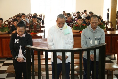 Nhóm lừa bán đồng đen giả…. lãnh 12 năm tù thật