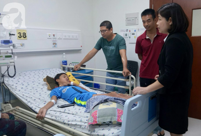 Ước mơ của bé trai bị máy cắt lúa đâm xuyên bụng khi đi làm nuôi cha tâm thần: Con muốn được đi học - Ảnh 10. Ước mơ của bé trai bị máy cắt lúa đâm xuyên bụng khi đi làm nuôi cha tâm thần: Con muốn được đi học - Ảnh 10.
