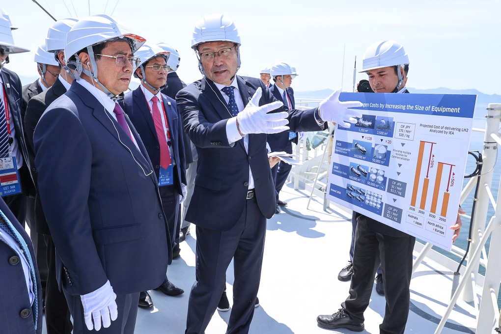 Thủ tướng trải nghiệm lái tàu chở hydro lỏng duy nhất trên thế giới - 5 Thủ tướng trải nghiệm lái tàu chở hydro lỏng duy nhất trên thế giới - 5