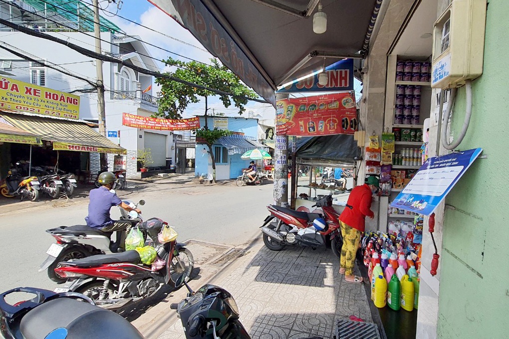 Người đàn ông bị giật dây chuyền khi đang mua sữa cho con - 2 Người đàn ông bị giật dây chuyền khi đang mua sữa cho con - 2