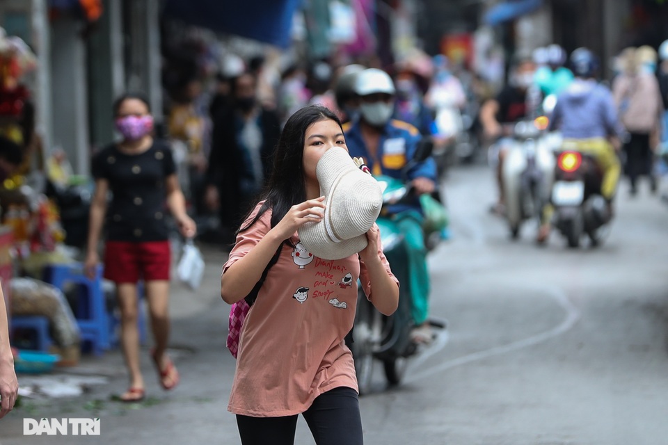 Hà Nội: Xử phạt hàng loạt trường hợp không đeo khẩu trang nơi công cộng - 14 Hà Nội: Xử phạt hàng loạt trường hợp không đeo khẩu trang nơi công cộng - 14