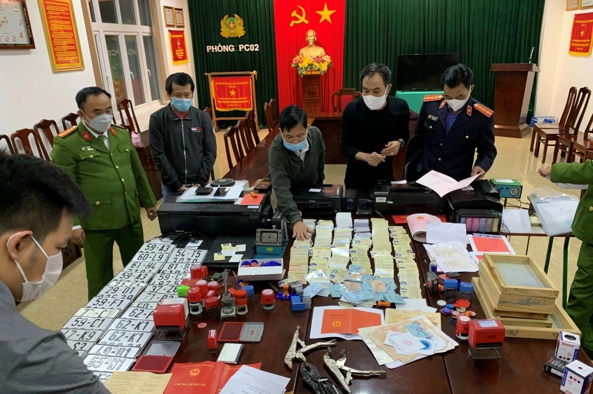 10.000 người đặt mua tài liệu, giấy tờ giả từ đường dây làm giả cực lớn - 1 10.000 người đặt mua tài liệu, giấy tờ giả từ đường dây làm giả cực lớn - 1