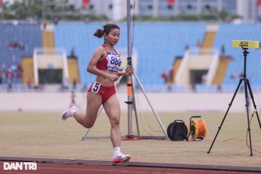 Nguyễn Thị Oanh giành HCV 1500m điền kinh nữ