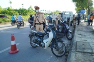 CSGT Hà Nội "đón lõng" người đi xe máy vào làn cao tốc Đại lộ Thăng Long