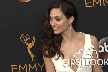 Emmy Rossum diện váy trắng thanh lịch