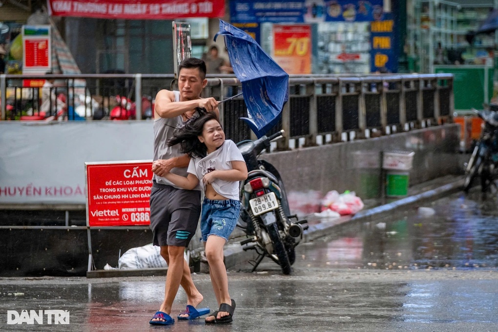Bão Yagi đi sâu vào đất liền, chiều tối nay người Hà Nội hạn chế ra đường - 2 Bão Yagi đi sâu vào đất liền, chiều tối nay người Hà Nội hạn chế ra đường - 2