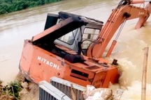 "Ném" cả chiếc máy xúc xuống chặn dòng lũ cứu đê