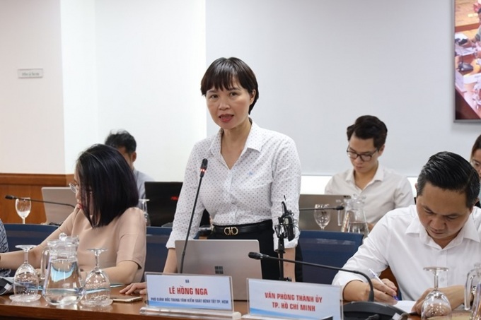 Bà Lê Hồng Nga - Phó Giám đốc Trung tâm kiểm soát bệnh tật TP.HCM (HCDC) thông tin tại buổi họp.