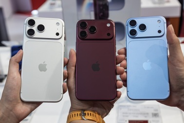 Trên tay iPhone 18 Pro Max: Màu sắc mới, Dynamic Island nhỏ hơn