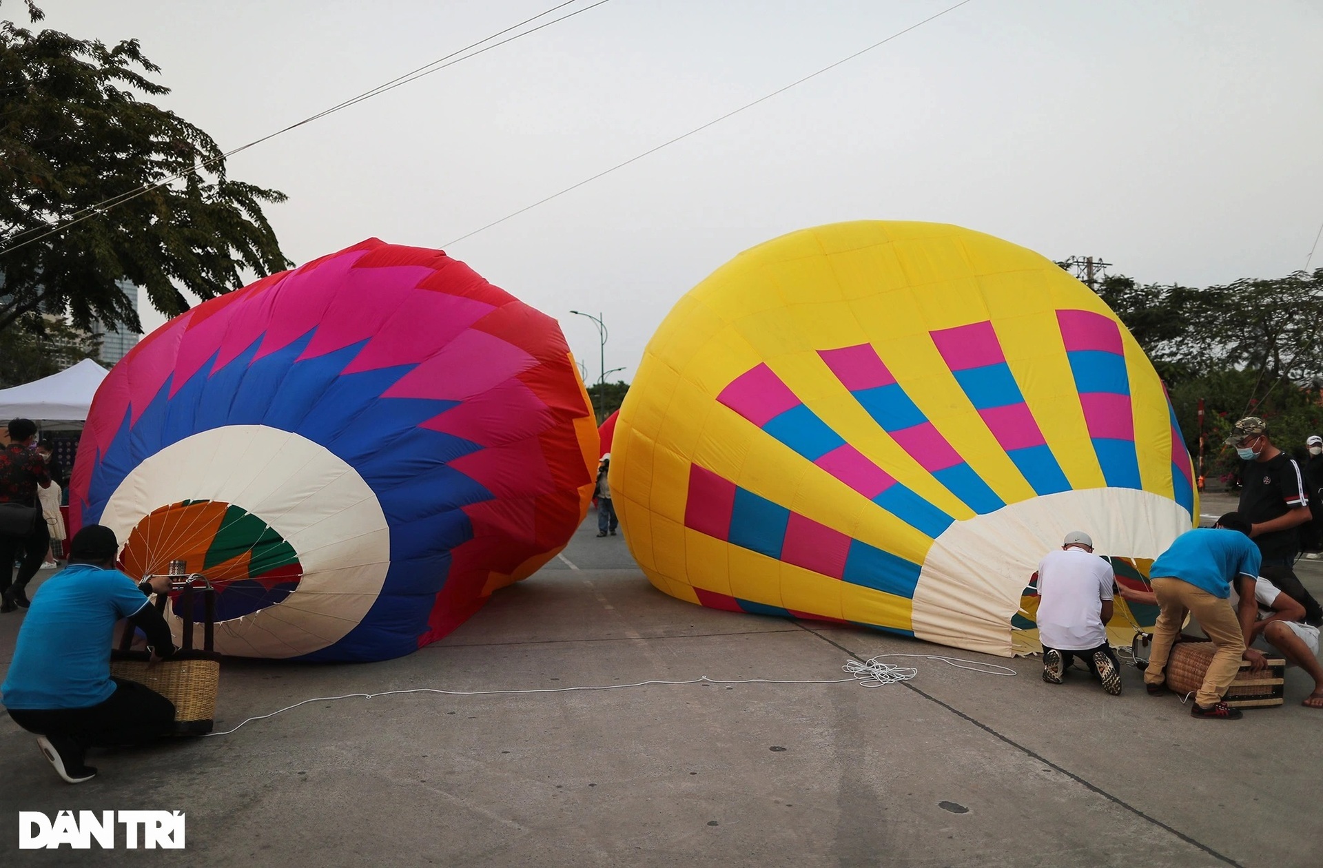 Hàng chục khinh khí cầu màu sắc bay rợp trên bầu trời TPHCM - 12