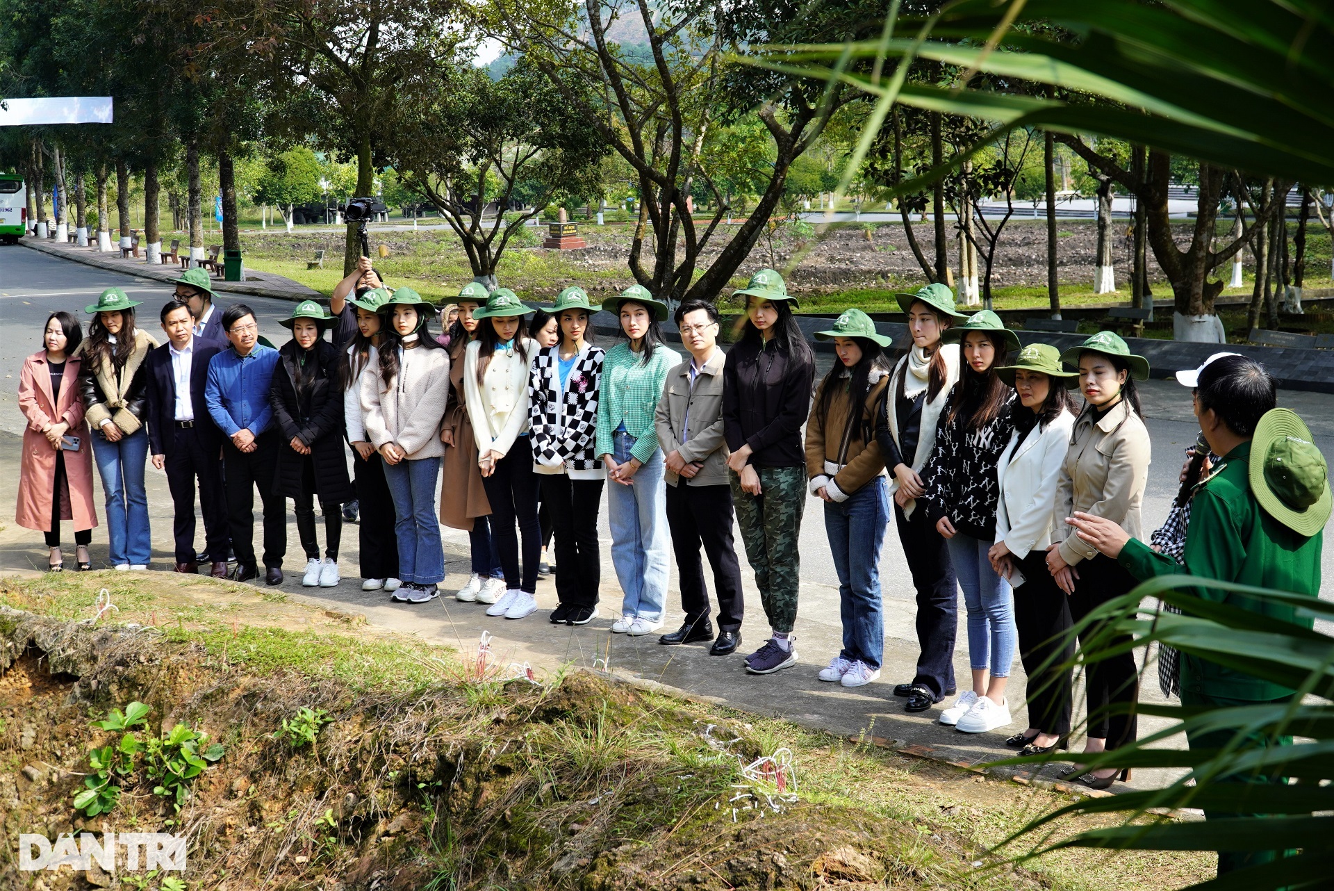 Dàn Hoa hậu, Á hậu thăm nơi 10 nữ thanh niên xung phong hóa thành bất tử - 3 Dàn Hoa hậu, Á hậu thăm nơi 10 nữ thanh niên xung phong hóa thành bất tử - 3