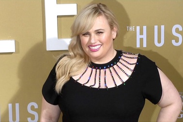 Rebel Wilson duyên dáng trên thảm đỏ