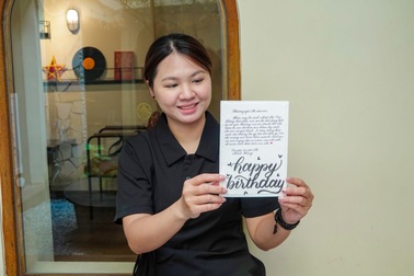 Cô gái 9X kiếm bộn tiền nhờ chữ đẹp, khách "chốt đơn" liên tục
