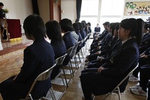 Nữ sinh đòi bồi thường 20.000 USD vì trường bắt nhuộm tóc đen