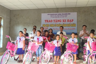 Quảng Bình: 30 học sinh nghèo vui mừng được tặng xe đạp để đến trường