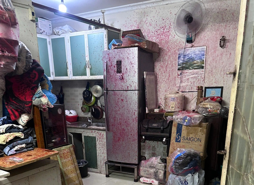 Căn nhà ở trung tâm TPHCM bị đập kính, tạt sơn pha mắm tôm - 2 Căn nhà ở trung tâm TPHCM bị đập kính, tạt sơn pha mắm tôm - 2