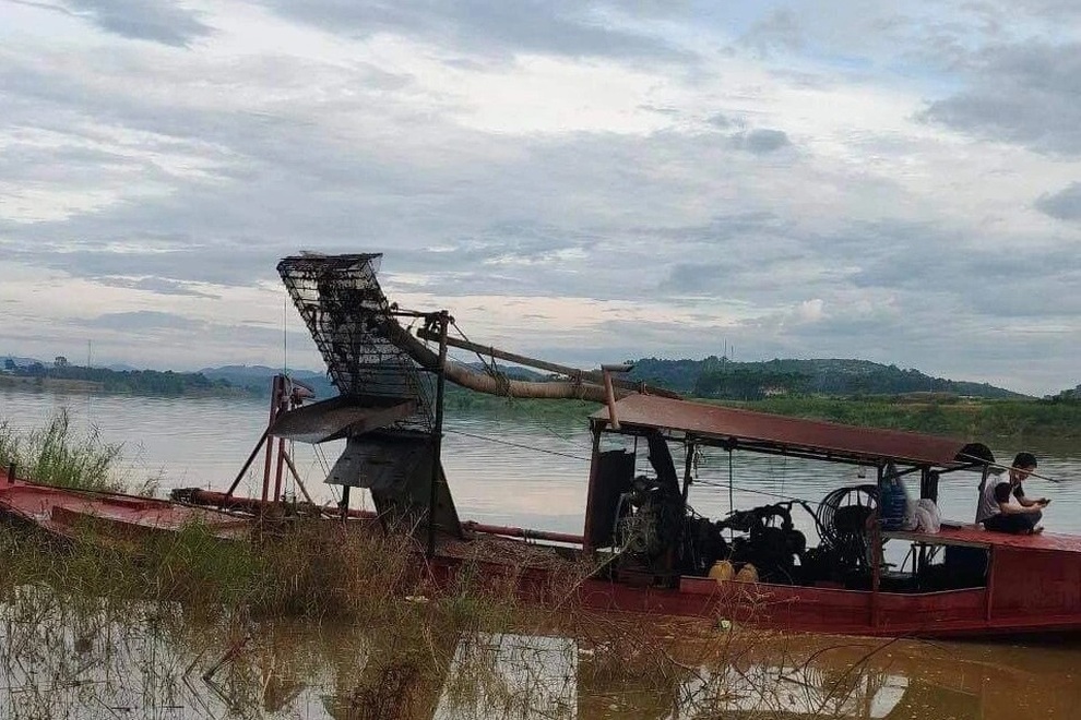Đồng loạt tấn công nhóm khai thác khoáng sản trái phép trên sông Lam - 1 Đồng loạt tấn công nhóm khai thác khoáng sản trái phép trên sông Lam - 1