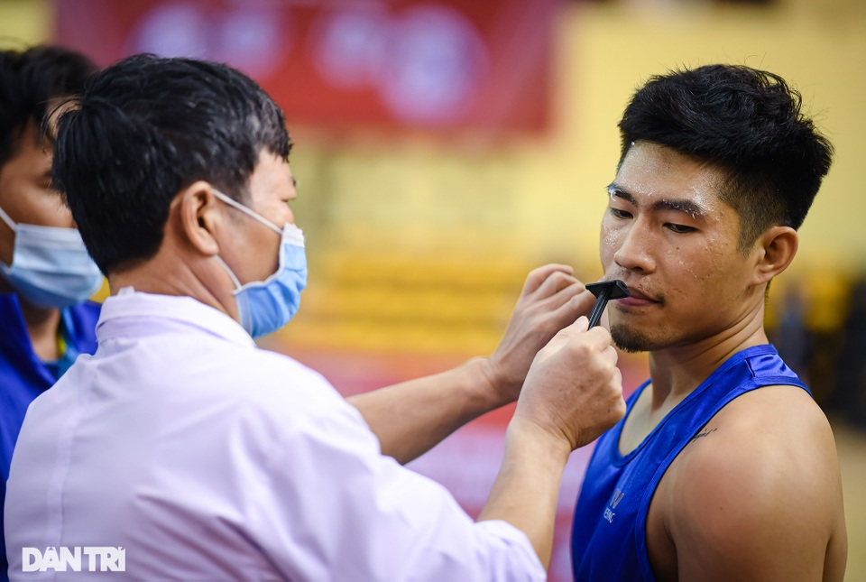Võ sĩ buộc rời sàn đấu để... đi cạo râu - 2 Võ sĩ buộc rời sàn đấu để... đi cạo râu - 2